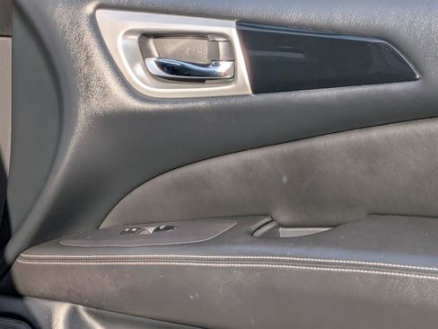 Used 2019 Nissan Pathfinder SV image 30