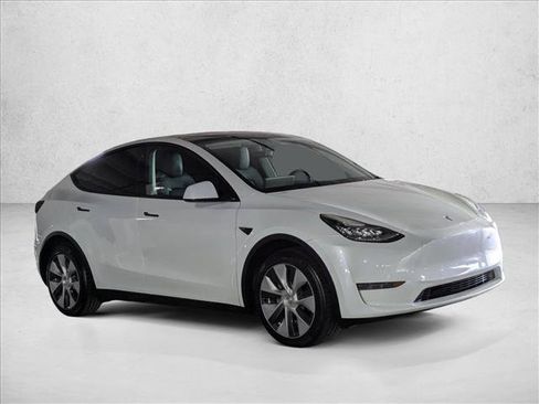 Used 2023 Tesla Model Y Long Range AWD/4WD image 3