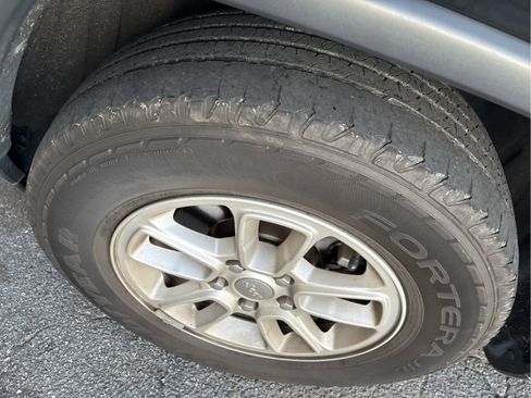 Used 2018 Jeep Grand Cherokee Laredo image 3