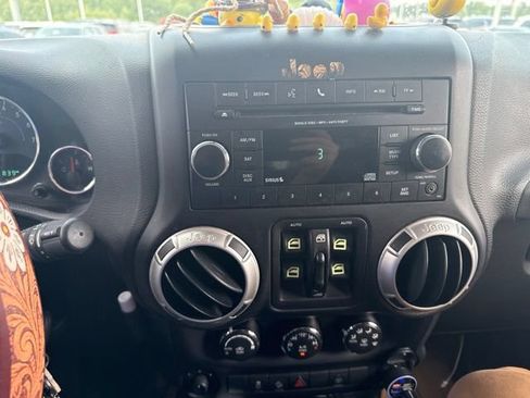 Used 2017 Jeep Wrangler Unlimited Sahara w/ Connectivity Group AWD/4WD image 12