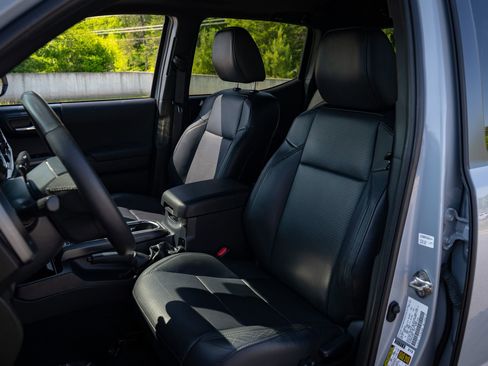 Used 2019 Toyota Tacoma TRD Off-Road AWD/4WD image 15