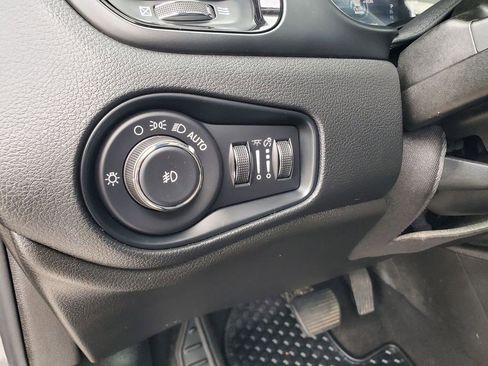 Used 2022 Jeep Renegade Altitude w/ Sun/Sound Group AWD/4WD image 12