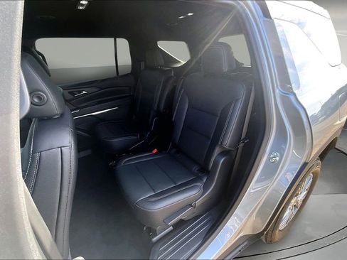 Used 2025 Chevrolet Traverse LT image 20