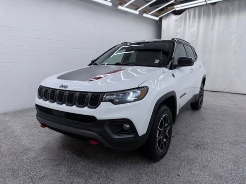 Used 2025 Jeep Compass Trailhawk AWD/4WD image 5