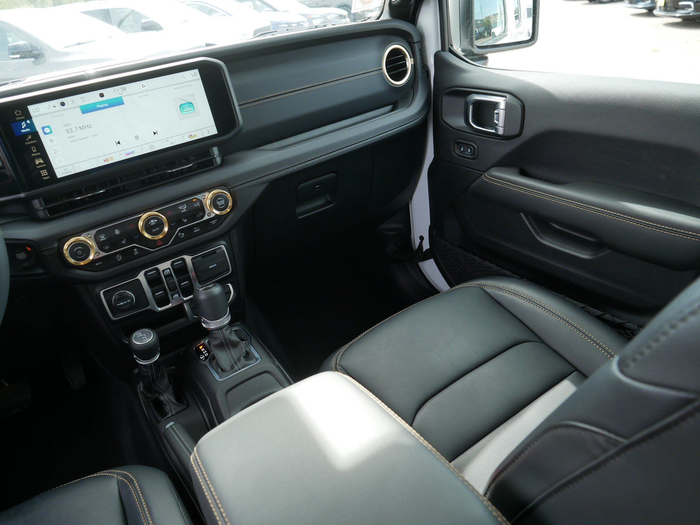 Used 2025 Jeep Wrangler Unlimited Sahara w/ Safety Group AWD/4WD image 11