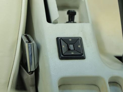 Used 1990 Ford Mustang LX image 38