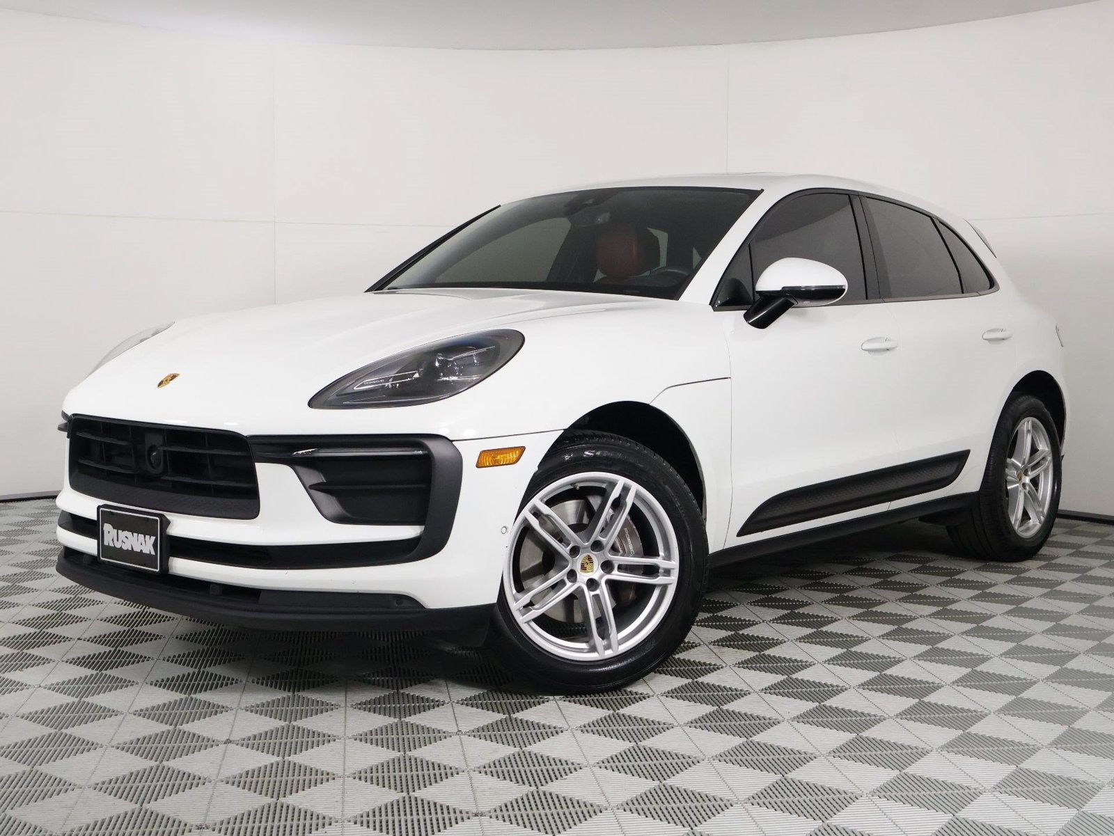 Certified 2023 Porsche Macan AWD/4WD image 1