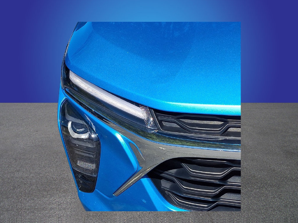 Used 2025 Chevrolet Trax LT FWD image 3