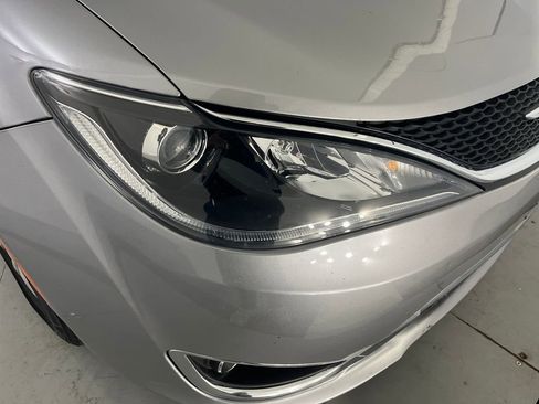 Used 2017 Chrysler Pacifica Touring-L image 34