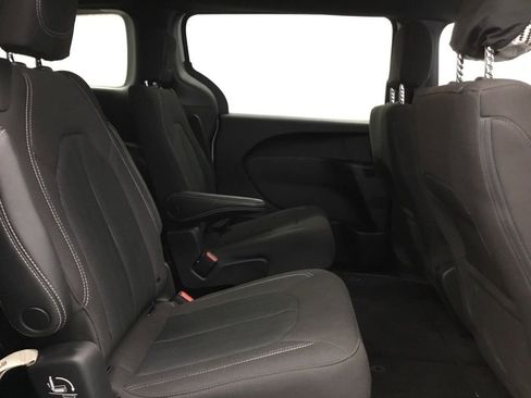 Used 2023 Chrysler Pacifica Touring image 18