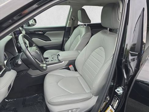 Used 2023 Toyota Highlander XLE AWD/4WD image 15