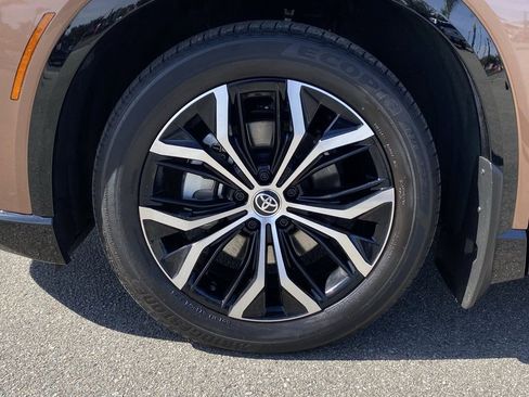 Certified 2025 Toyota Crown Signia XLE image 14