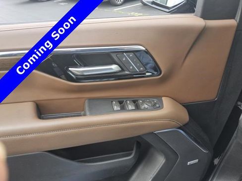 Used 2025 Chevrolet Suburban High Country image 15