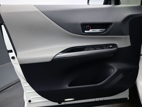 Used 2022 Toyota Venza LE image 9