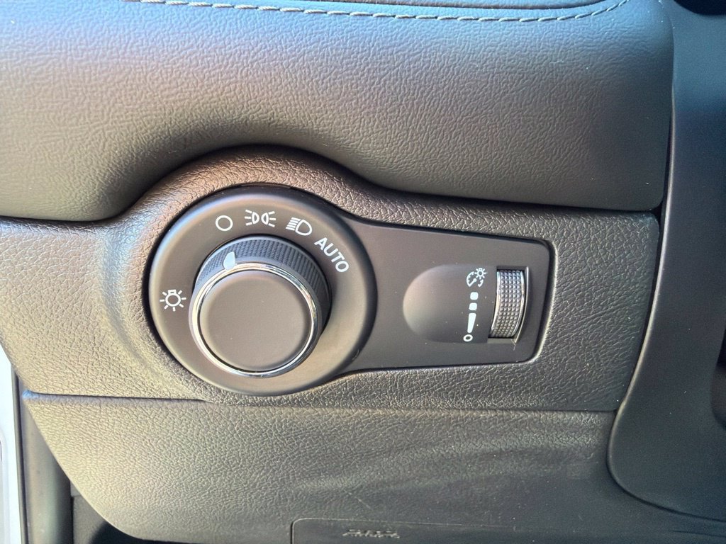 Used 2024 Dodge Durango SXT w/ SXT Blacktop Group RWD image 14