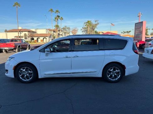 Used 2018 Chrysler Pacifica Limited image 6