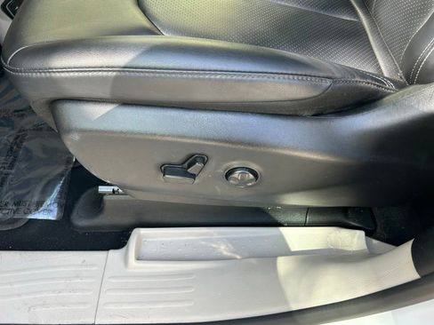 Used 2024 Chrysler Pacifica Touring-L image 17