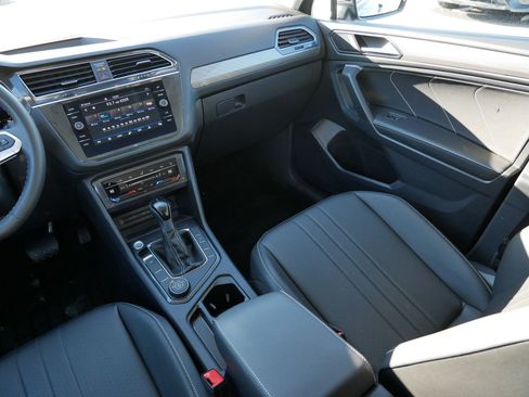 Used 2022 Volkswagen Tiguan SE image 11