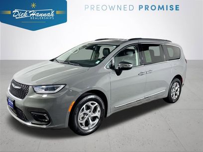 Used 2023 Chrysler Pacifica Limited w/ Uconnect Theater Family Group