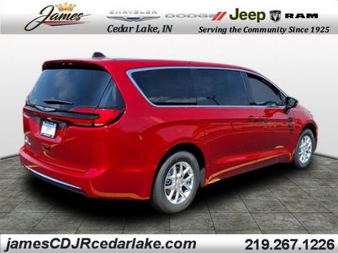 New 2026 Chrysler Pacifica Select image 4