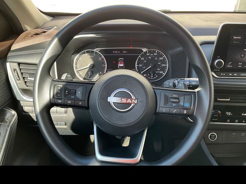 Used 2023 Nissan Rogue SV AWD/4WD image 3