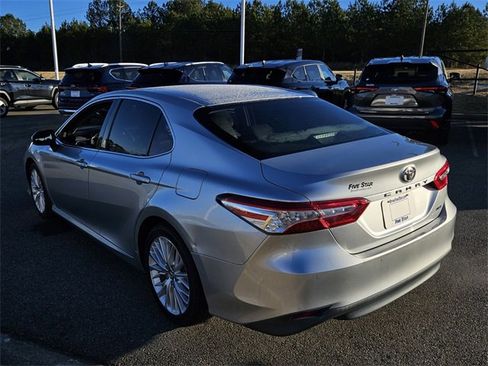 Used 2018 Toyota Camry XLE image 10