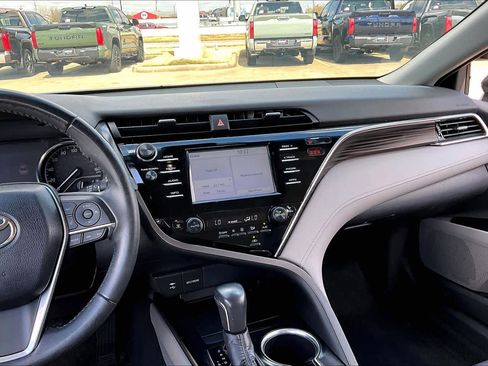 Used 2018 Toyota Camry XLE image 5