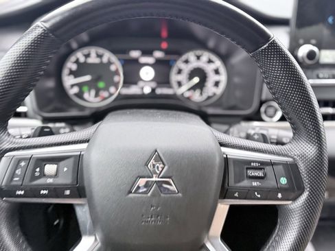 Used 2024 Mitsubishi Outlander SE image 13