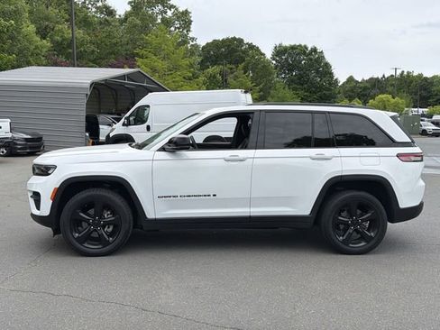 Used 2023 Jeep Grand Cherokee Altitude AWD/4WD image 10