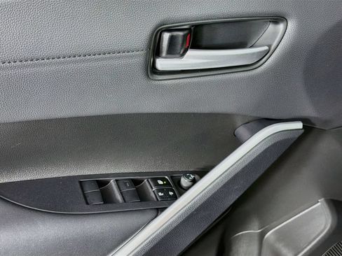 Used 2023 Toyota Corolla Cross XLE w/ Convenience Package FWD image 23