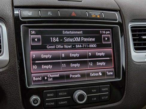 Used 2017 Volkswagen Touareg Executive AWD/4WD image 28