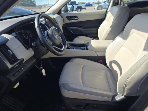 Used 2023 Nissan Pathfinder SL w/ SL Premium Package image 3