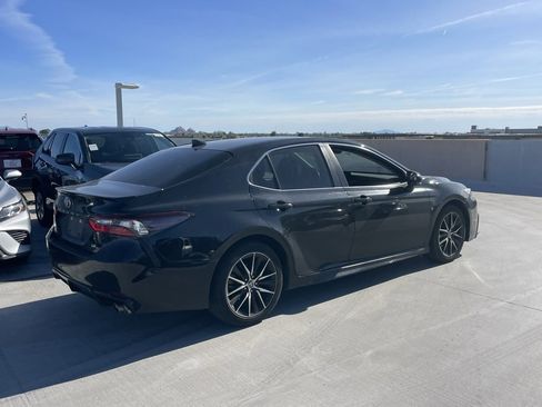 Used 2022 Toyota Camry SE image 2
