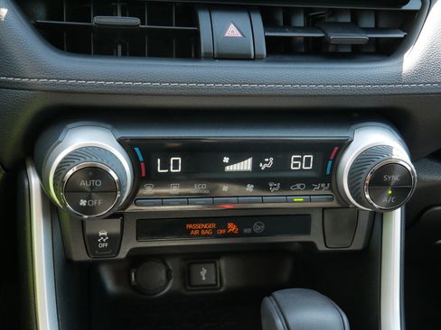 Used 2021 Toyota RAV4 LE AWD/4WD image 23