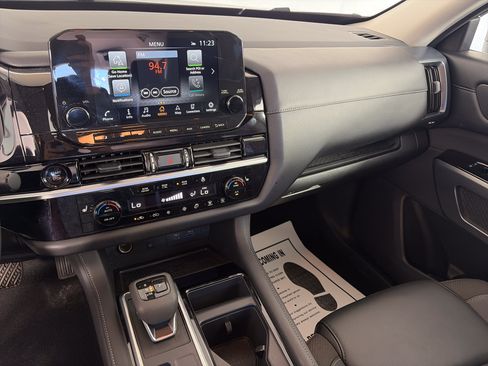 Used 2025 Nissan Pathfinder SL AWD/4WD image 4