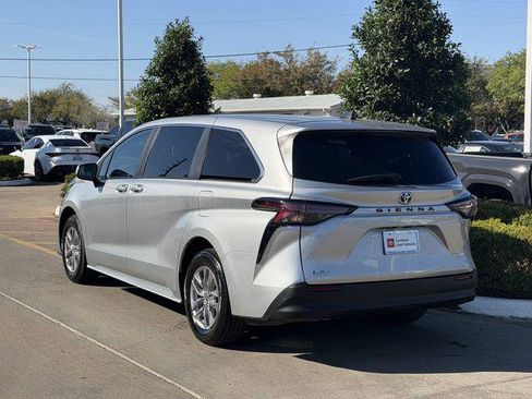 Certified 2025 Toyota Sienna LE image 5