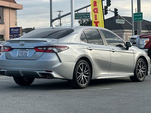 Used 2022 Toyota Camry SE image 3