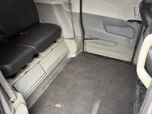 Used 2014 Toyota Sienna SE FWD image 14