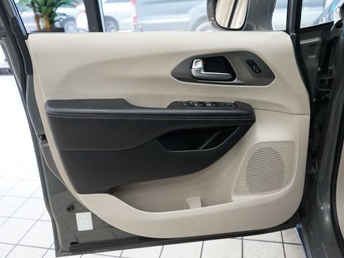 Used 2022 Chrysler Pacifica Touring-L FWD image 23