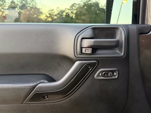 Used 2017 Jeep Wrangler Unlimited Sahara AWD/4WD image 16