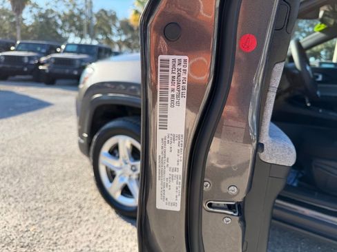 Used 2023 Jeep Compass Sport image 13