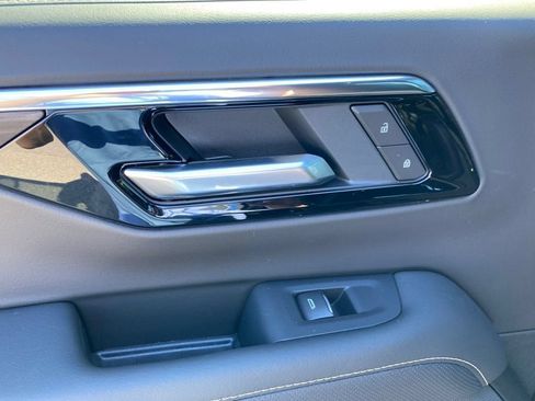 New 2025 Chevrolet Suburban Premier AWD/4WD image 18
