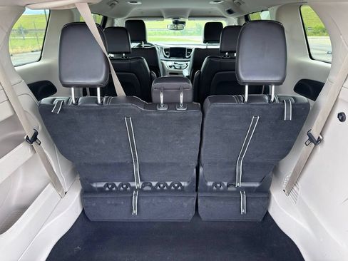 Used 2023 Chrysler Pacifica Touring-L FWD image 25