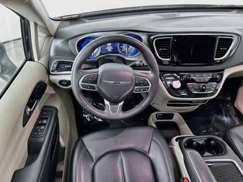 Certified 2023 Chrysler Pacifica Touring-L FWD image 32