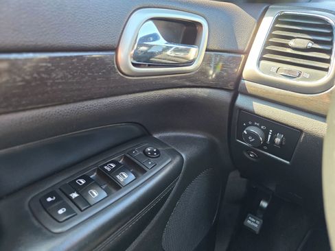 Used 2018 Jeep Grand Cherokee Altitude image 18