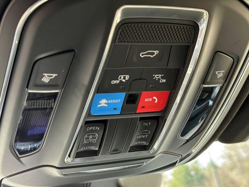 Used 2025 Jeep Grand Cherokee 4WD image 21