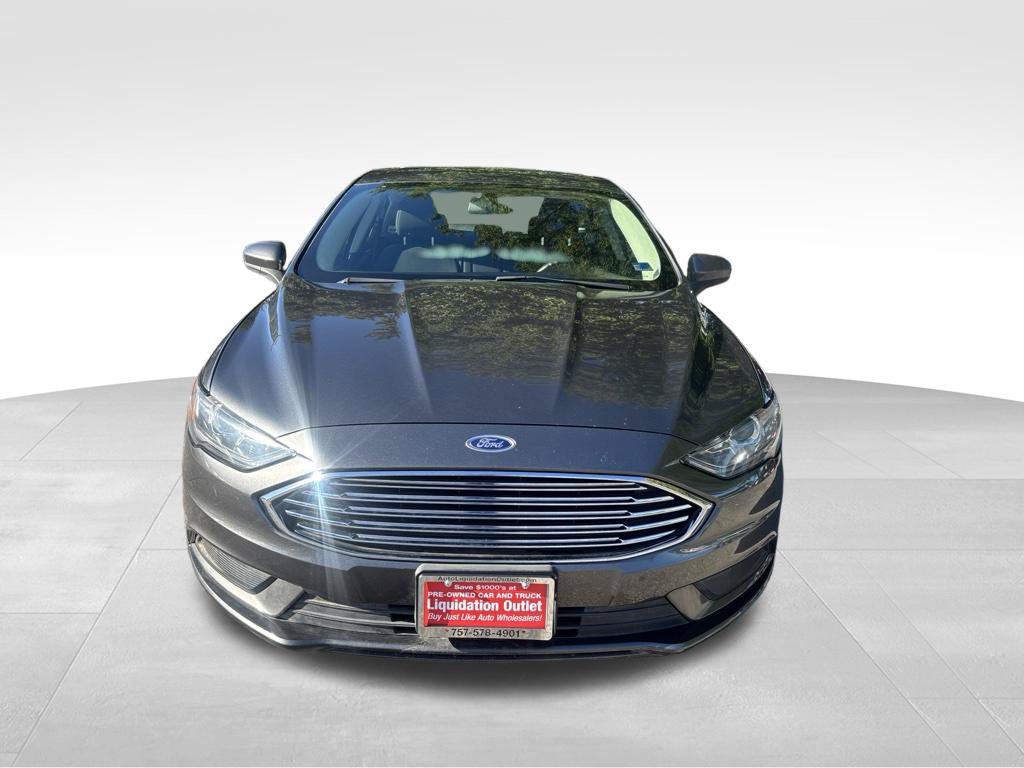 Used 2017 Ford Fusion SE FWD image 2