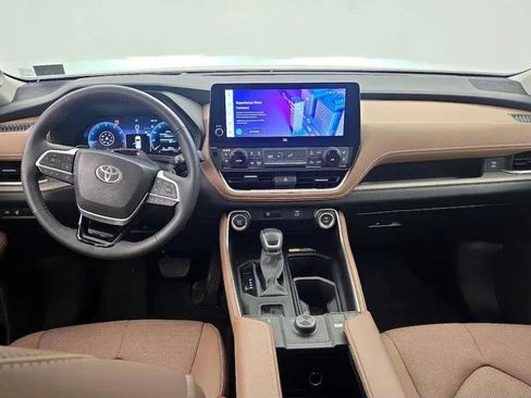Used 2024 Toyota Grand Highlander AWD image 16