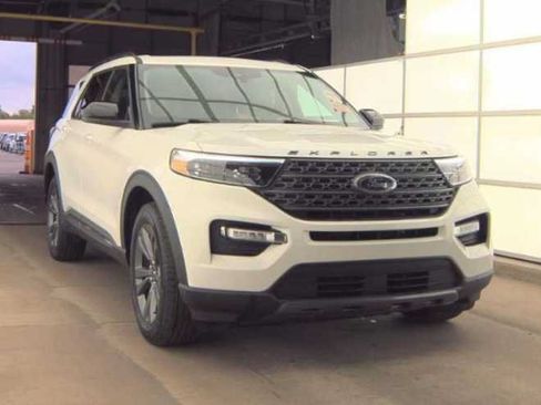 Used 2024 Ford Explorer XLT w/ Equipment Group 202A AWD/4WD image 4