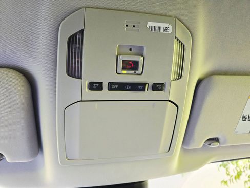 Used 2020 Toyota Highlander LE image 17